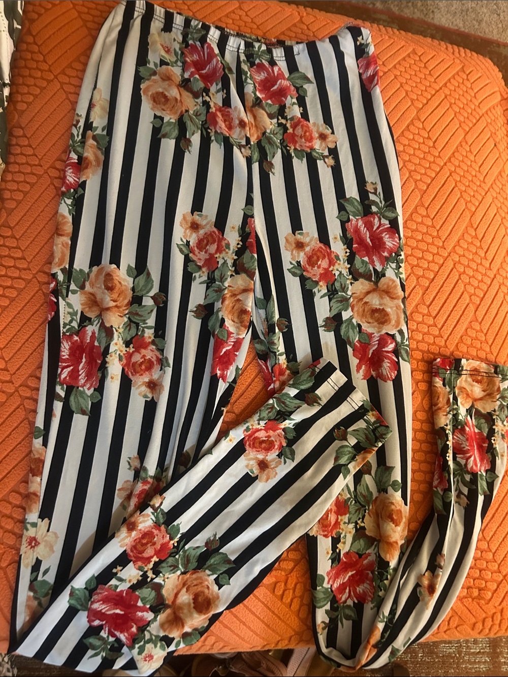 Rose and stripe design leggings